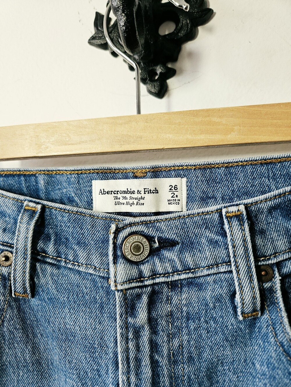 Abercrombie & Fitch 90's Straight Ultra High Rise Jeans Size 26 Medium Wash - Picture 4 of 7
